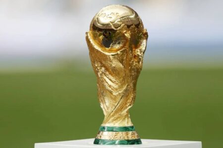Ouro Maciço e Malaquita: a Taça da Copa Desembarca no Brasil; Veja 5 Curiosidades