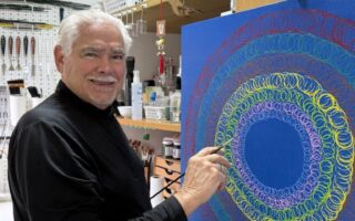 Padrões circulares em telas abstratas convidam o público à reflexão visual contemporânea