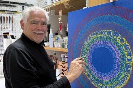 Padrões circulares em telas abstratas convidam o público à reflexão visual contemporânea