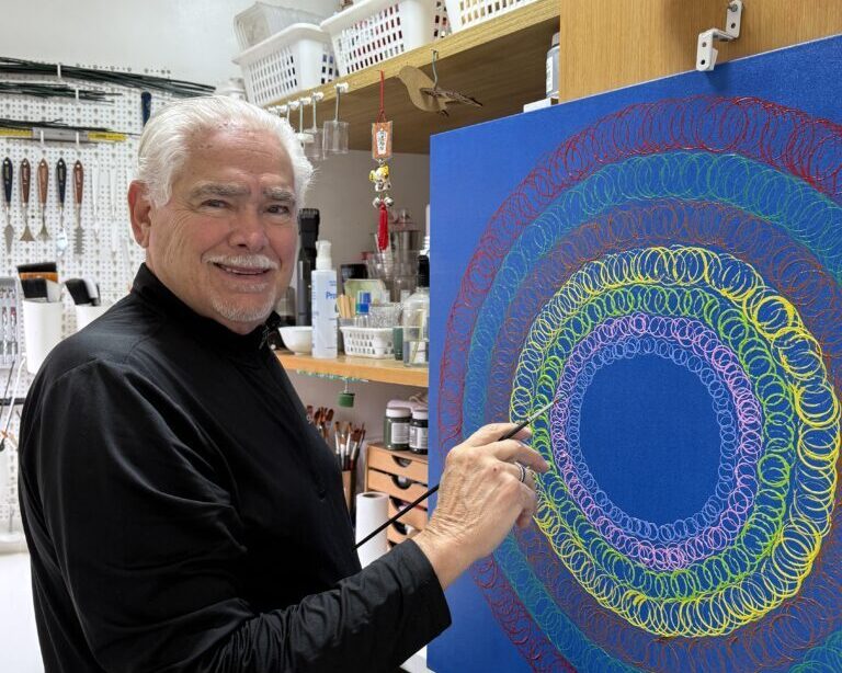 Padrões circulares em telas abstratas convidam o público à reflexão visual contemporânea