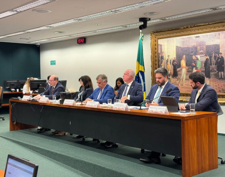 CNC defende negociação coletiva em debate sobre o fim da escala 6×1 CNC defende negociação coletiva em debate sobre o fim da escala 6×1