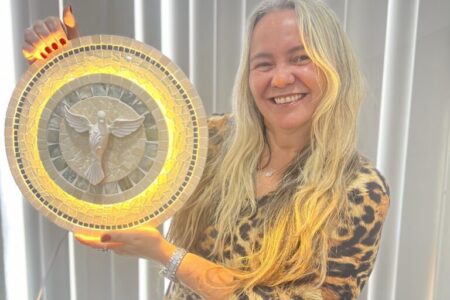 A fusão entre técnicas mistas e simbolismo na arte decorativa autoral